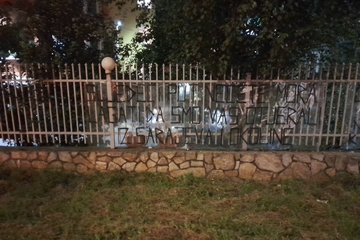 Uvredljive poruke Srbima ispred Suda i Tužilaštva BiH u Sarajevu (FOTO)