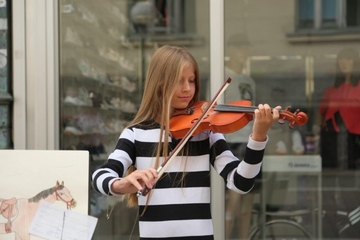 Vanja Krunić zasvirala u znak zahvalnosti svima koji su pomogli da se prikupi novac za novog terapeutskog konja