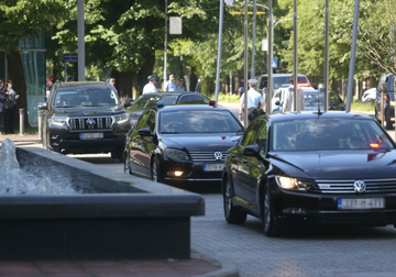 Loša ekonomska situacija, a vlasti se rasipaju kupovinom LUKSUZNIH automobila