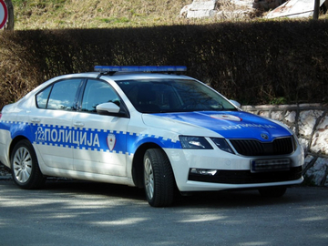 Autom punom djece bježao od policije