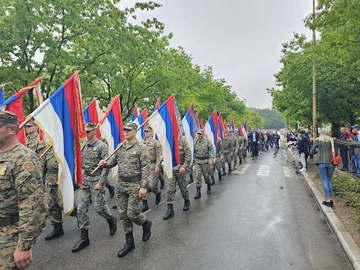 “Ponosni na Vojsku Republike Srpske” U Ugljeviku održan svečani defile ratnih zastava 