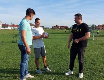 Uspješna Srpska: Donacija sportske opreme omladincima u naselju Ledinci