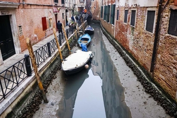 U Veneciji presušili kanali, gondole na suvom (VIDEO)