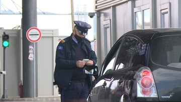 Priština dijeli opomene, Srbi neće mijenjati tablice