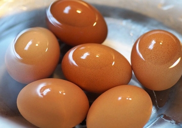 Trik uz koji ćete s lakoćom oguliti kuvana jaja, a neće ni pucati tokom kuvanja