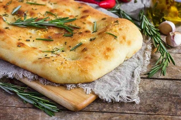 PRAVI SE BRŽE OD HLJEBA: Recept za fokaču - tanko i mekano tijesto zapečeno u rerni