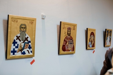 „Da se ne zaboravi“ – prodajna humanitarna izložba ikona okupila više od stotinu Bijeljinaca (FOTO)