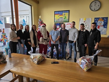 Semberski humani Deda Mraz i članovi udruženja "Humani Čovjek" u Tuzli – Mali gest, velika sreća