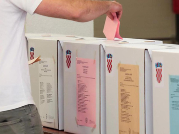 Bizarna situacija na izborima u Hrvatskoj: Kandidat cijeli dan ne mrda s biračkog mjesta