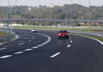 Vozači kažnjeni s 100 evra ako ne voze minimalnom brzinom od 120 km/h na auto-putu