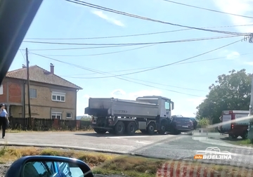 Udes kod Ugljevika: Učestvovali auto i kamion, put zatvoren (FOTO)