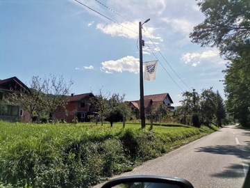Srpski povratnici na putu ka saboru kod Maglaja zatekli zastave Armije BiH i precrtane ćirilične natpise
