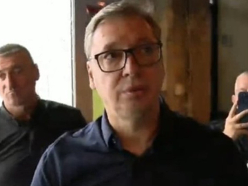 Vučić povrijedio ruku pred demoliranim prostorijama SNS