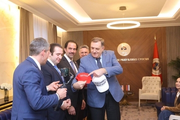 Dodik na sastanku s Đulijanijem: Gostima poklonio kačkete (FOTO)