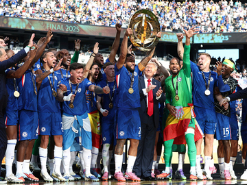 Nestvarne scene: Tramp uručio trofej Čelsiju, pa počeo da skače (VIDEO)