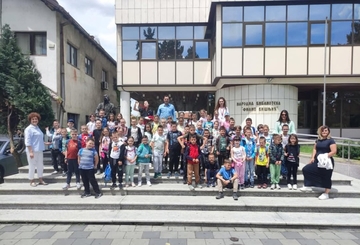 Mališani iz Ugljevika u posjeti bijeljinskoj biblioteci „Filip Višnjić“