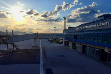 Na aerodrom Sarajevo stiglo još 5000 doza vakcina iz Srbije