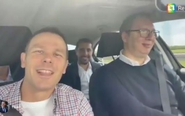 "Ono kad te snima ministar finansija" Vučić za volanom, iza kamere Siniša Mali (VIDEO)