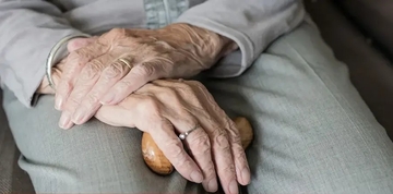 "Da odem u penziju, umrla bih" Baka ima 101 godinu, a i dalje ide na posao