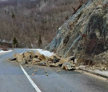 Obustavljen saobraćaj kod Jajca zbog VEĆEG ODRONA