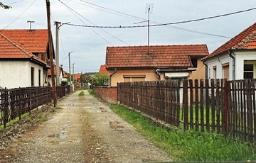 “Sramota vlasti, centar u ruglu”: Đaci u Bijeljini kroz baru idu u školu (FOTO)