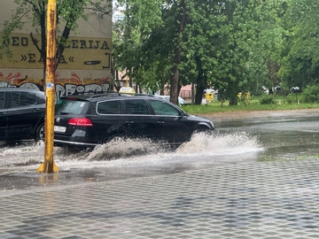 Jako nevrijeme pogodiloTuzlu: Ulice potopljene vodom, nastao kolaps