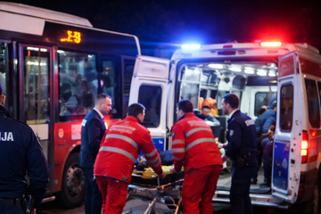 Jeziva drama u Beogradu: Mladić izboden u punom autobusu