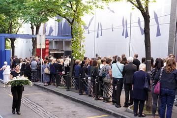 Potresne scene ispred "Ribnikara", kolone ljudi čekaju da se upišu u knjigu žalosti