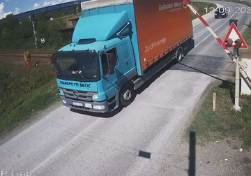 Nesavjesnosti vozača NIKADA KRAJA, kamionom POLOMIO POLUBRANIK na pružnom prelazu u Stanarima