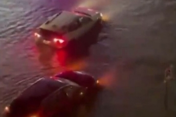 Strašan prizor iz Njujorka: Ljudi vrište iz potopljenih automobila