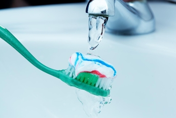 Da li prvo pokvasiti četkicu za zube pa staviti pastu ili je redoslijed obrnut