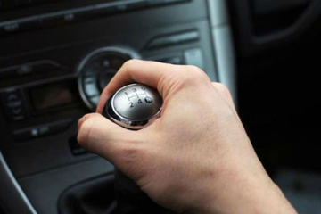 Auto-električar objasnio kako treba voziti automobil uzbrdo