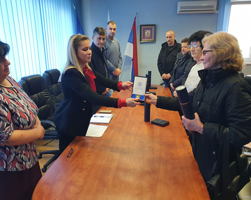 Ugljevik: Porodicama pet poginulih boraca VRS posthumno uručene medalje zasluga za narod 