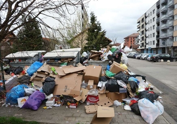 Poražavajuće slike sa banjalučkih ulica: Grad zatrpan, kontejneri se NE VIDE OD SMEĆA