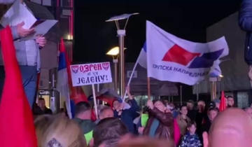 Ko je Bijeljinac koji je na protest u Banjaluku donio zastavu SNS? (VIDEO)