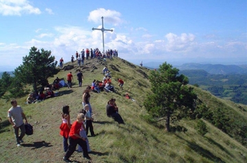 Veliki broj ljudi na branju trave ive na Ozrenu