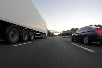 Kamion sa oko 5.200 kokošaka prevrnuo se na auto-putu u Njemačkoj