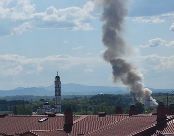 Požar na regionalnoj deponiji u Bijeljini, vatrogasci na terenu (FOTO)