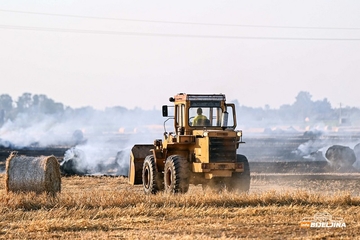 Požar kod Bijeljine lokalizovan, pred vatrogascima novi zadatak: Stigla mašina koja će razmotati svaku balu (FOTO)