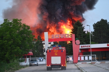 Pogledajte razmjere požara koji je izbio u krugu fabrike "SAVA" (FOTO)
