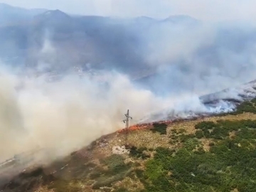 Dva helikoptera MUP-a Srpske gase požar kod Trebinja