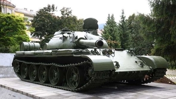 Gradonačelnica Sarajeva "postavila" tenk pred gimnaziju