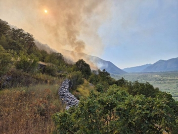 Požar u Popovom Polju, vatra se proširila prema selima Sedlari, Grmljani, Poljice
