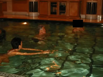 Objavljene brojne fotografije Klintona s nepoznatim ženama