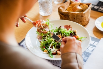 Odbili da plate račun u restoranu "zbog dlake", kamera otkrila prevaru