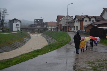 Lopare pod oprezom: Rastu vodostaji rijeka i potoka, most U Mačkovcu oštećen /FOTO/