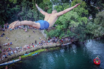 Tradicionalnim skokovima sa Gradskog mosta otvoreno "Ljeto na Vrbasu"