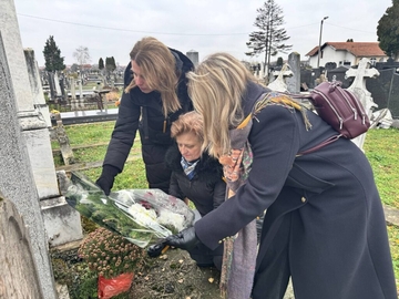Položeno cvijeće na grob Magdalene Živanović uoči “Dučićevih i Maginih sati“ 