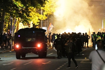 Intervenisala policija: Bačeni topovski udari na Žandarmeriju u Beogradu, prisutna Hitna pomoć