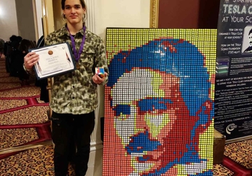 Složio portret Nikole Tesle sa 487 Rubikovih kocki: Impresivno dostignuće Andreja iz Banjaluke u Njujorku (VIDEO)